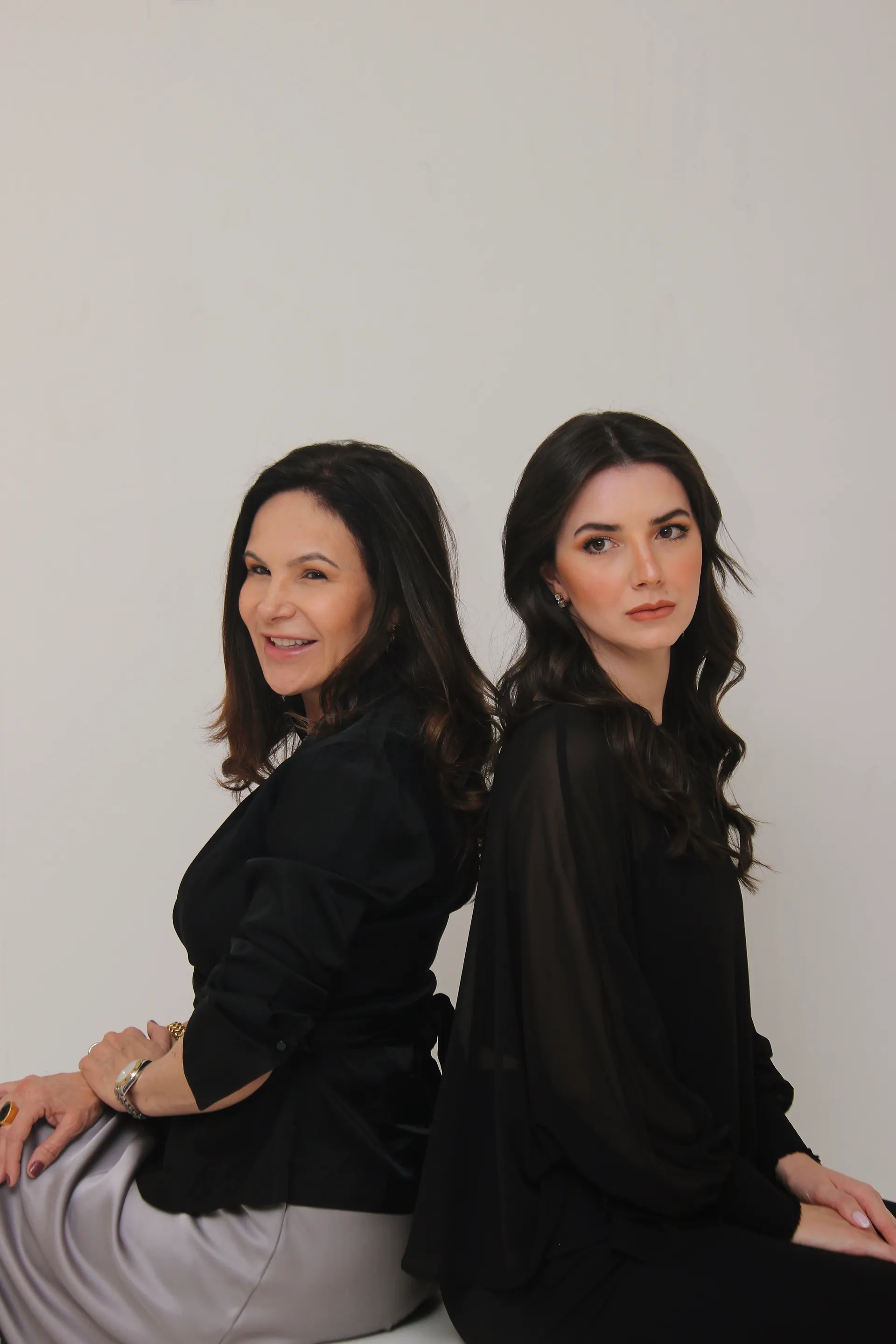 Dra. Nathalia Jordão e Dra. Ana Holtz — Clínica RenaSer